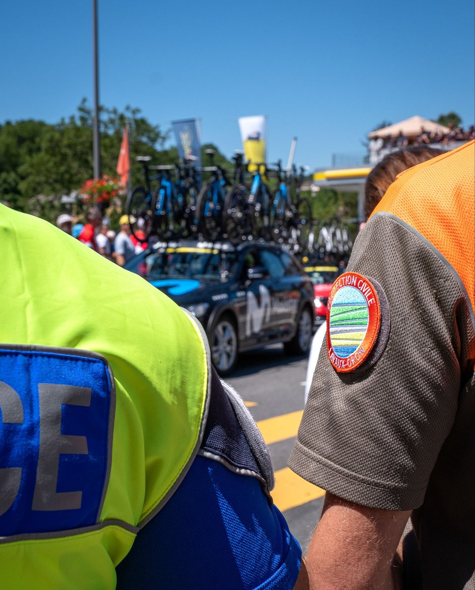 PCiVD's tweet photo. Dernière étape du #TdF2022 et rappel de l'engagement de la #PCiVD et de toutes les ORPC lors des deux étapes sur sol suisse en appui des forces sécuritaires avec des missions de bouclage des parcours de course, mise en place des ballots de protection, transport et conduite. https://t.co/nXnp5et2VF
