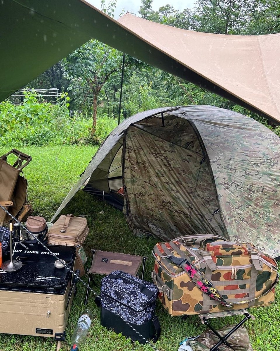 paracosmn's tweet photo. Camping in the rain. https://t.co/laCO26F3vK