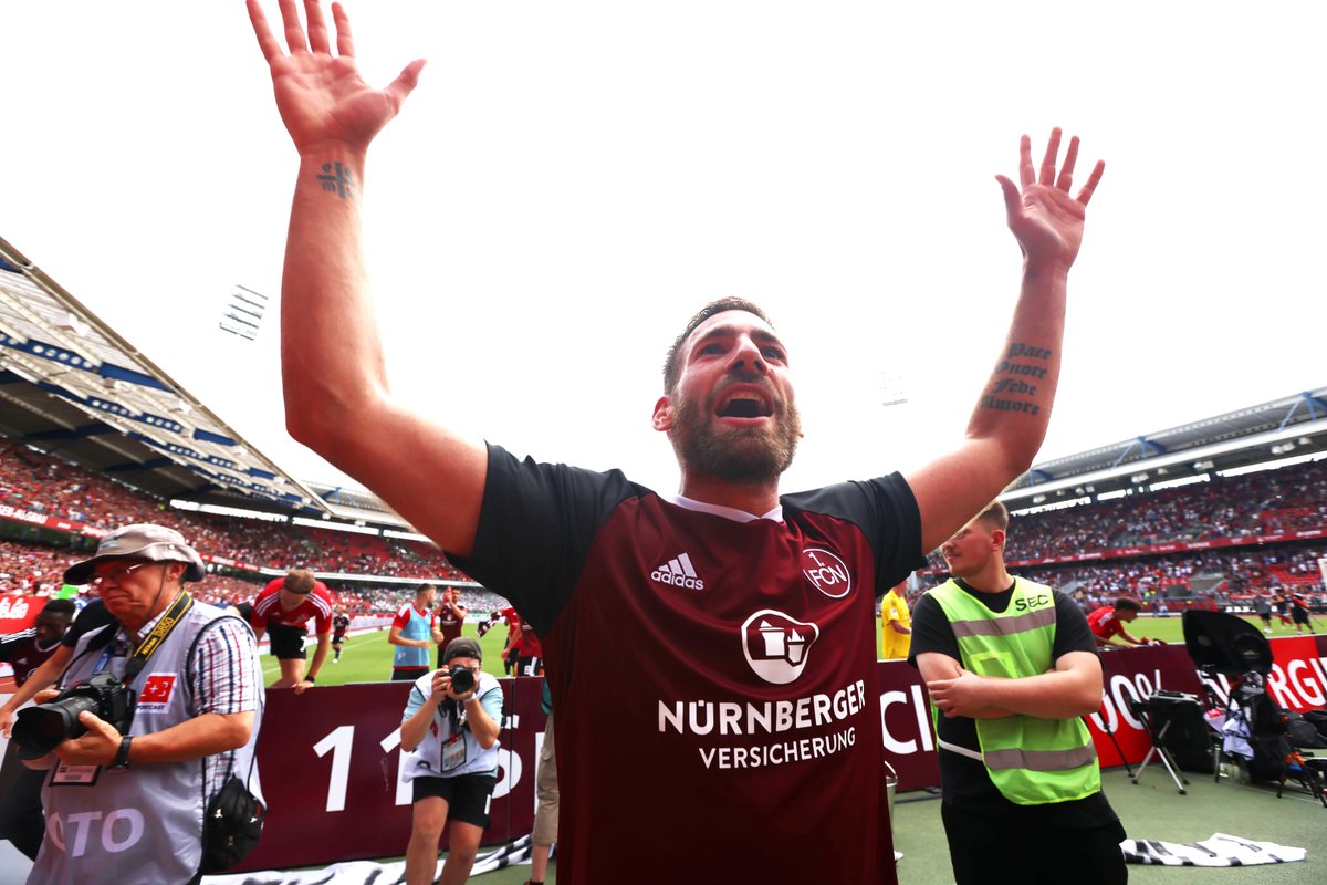 1_fc_nuernberg's tweet photo. Wie man als Nürnberger Jung den Derbysieg feiert! ❤🖤  

#fcn https://t.co/wrU5J9iYQg