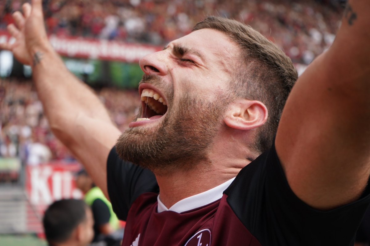 1_fc_nuernberg's tweet photo. Wie man als Nürnberger Jung den Derbysieg feiert! ❤🖤  

#fcn https://t.co/wrU5J9iYQg