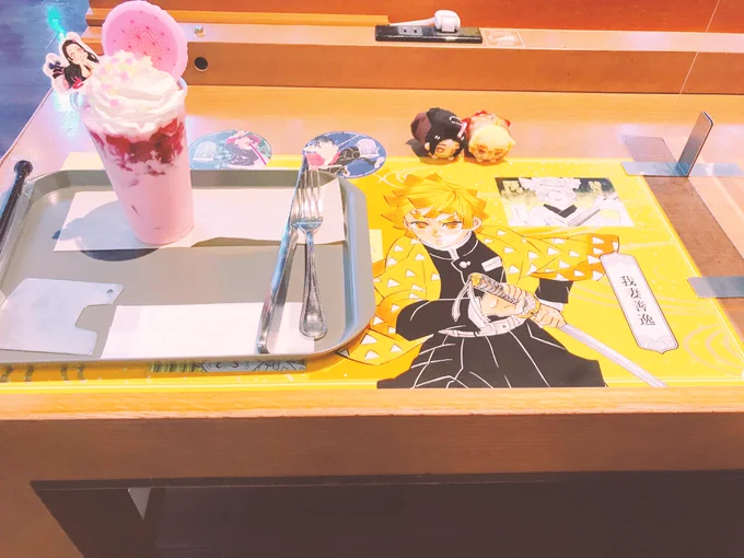 ぜんいつの席とれた‼︎
🎀ちゃんドリンクと⚡️のパスタでぜんねずにしたかったけど苦手な食材あったので断念💦
店員さんが「おばみつパンケーキでーす」って運んでくれてニヤニヤしちゃった☺️ 