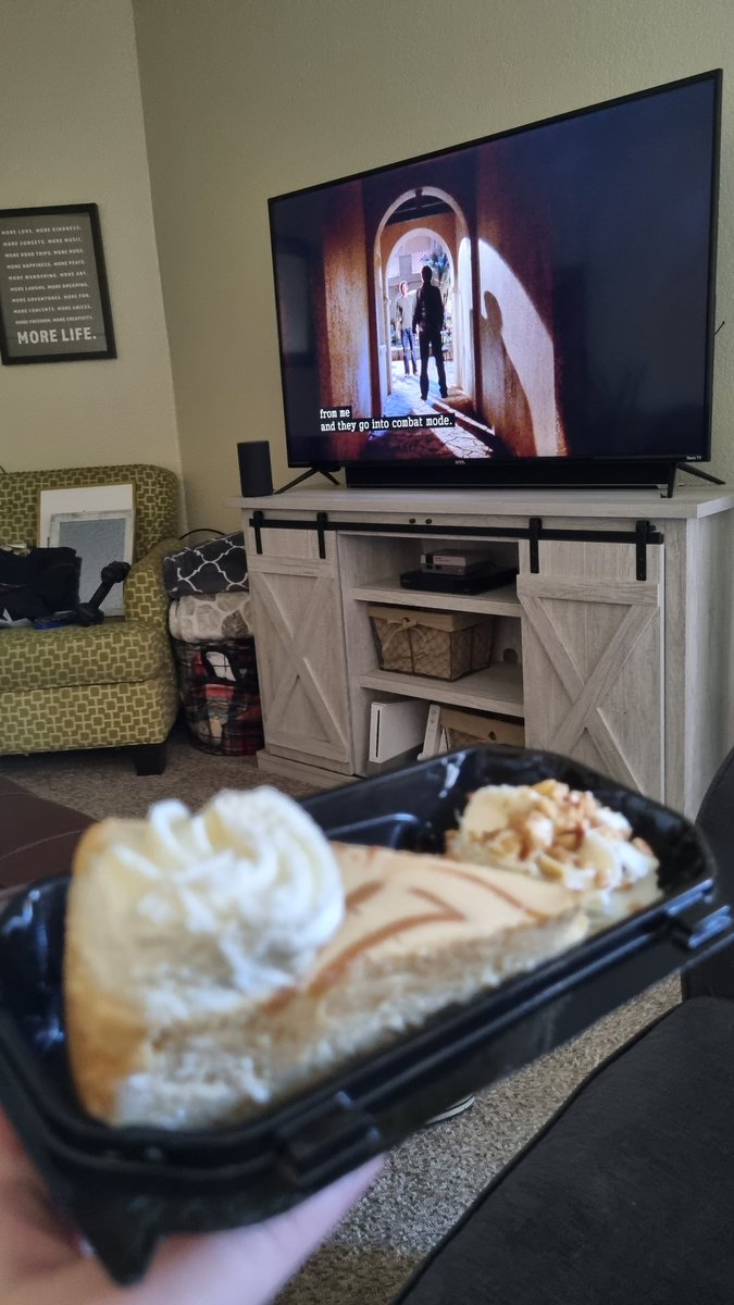 chenfordpez's tweet photo. watching chuck with @genericbeezy and cheesecake i mean #havingthebesttime #iwillcomeback https://t.co/9zOVo6mKaM