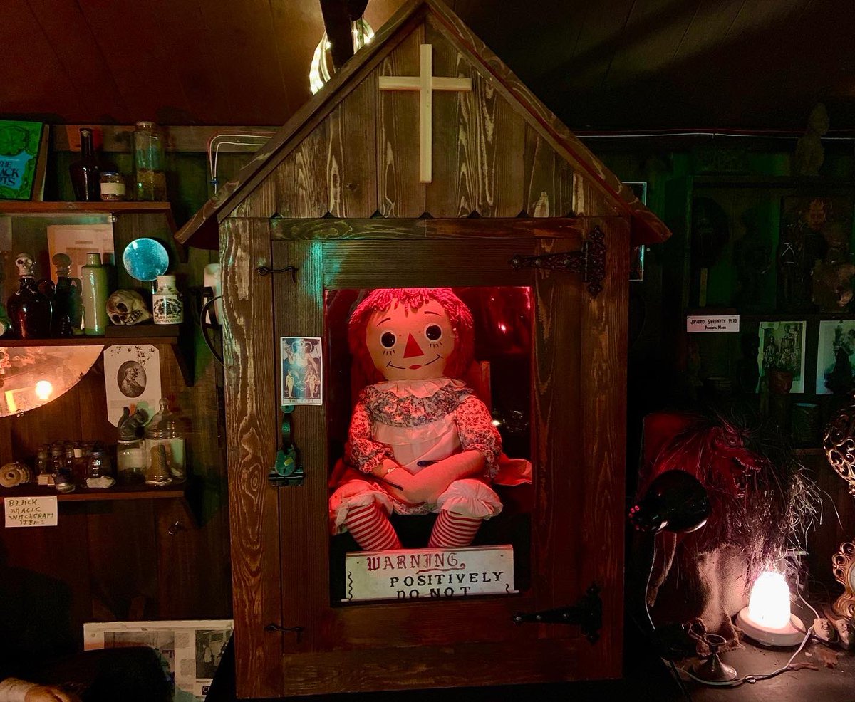 weirdworldventr's tweet photo. That time I met the real Annabelle doll and interviewed the wonderful team at #NESPR for #WeirdWorldAdventures ! #newenglandsocietyforpsychicresearch #nespr #annabelle #annabelledoll #annabellecomeshome #warrensoccultmuseum https://t.co/muOxZLQa8o