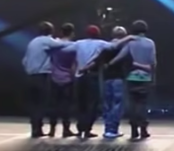 LarryDimension's tweet photo. 78: There is suspense and we got front and back full body shots from the boy that don't match.
- original back shot:  H, N, Lo, Z, Li L. H&amp;L touch
- Staged front shot: H, N, Z, Lo, Li  H&amp;L touch anyway :D https://t.co/VvIo6yUbIw