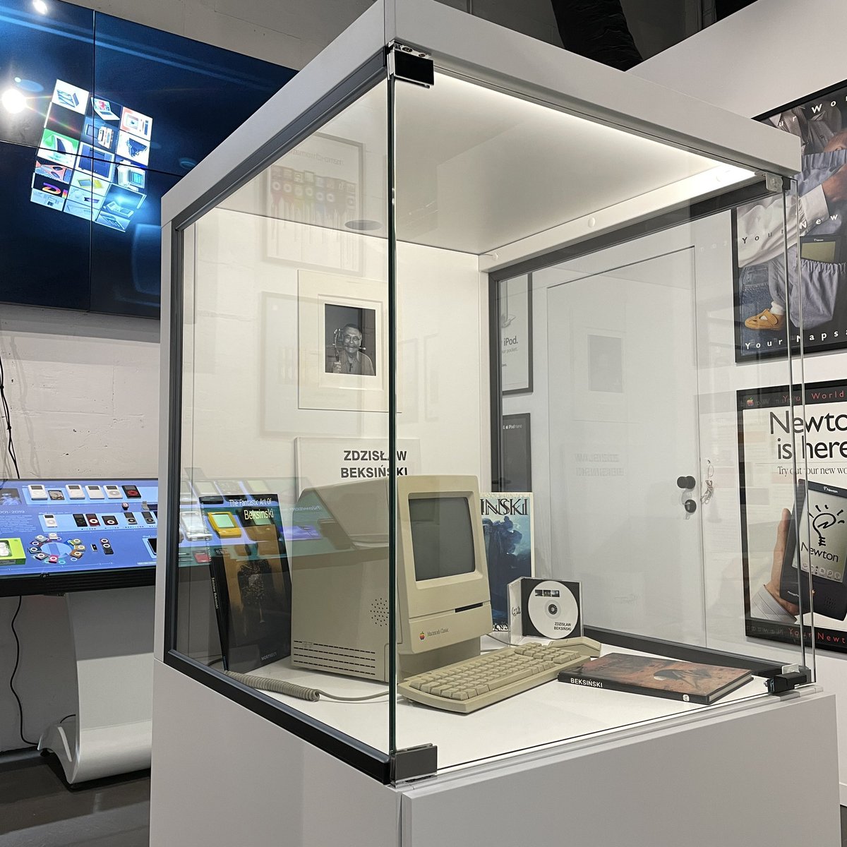 applemuzeumpl's tweet photo. The Macintosh Classic - the first personal computer of Zdzisław Beksiński - a world-famous painter, can be seen in our museum. The computer is part of a temporary exhibition organized by @rariteio https://t.co/7uuAFROCfM