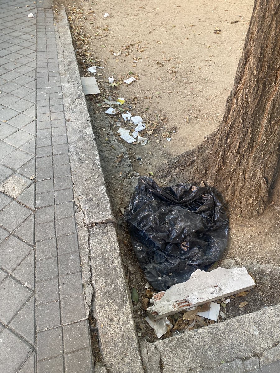 yolaffp1's tweet photo. @Lineamadrid Este es el abandono del ayuntamiento de Madrid a la calle Cuevas de Almanzora y éste es sólo un pequeño ejemplo, es una vergüenza! Por favor, Inviertan mis impuestos en que mis hijos puedan ir tranquilos por la calle @JMDHortaleza @AlmeidaPP_ @IdiazAyuso @MADRID https://t.co/h1UwrFnCag