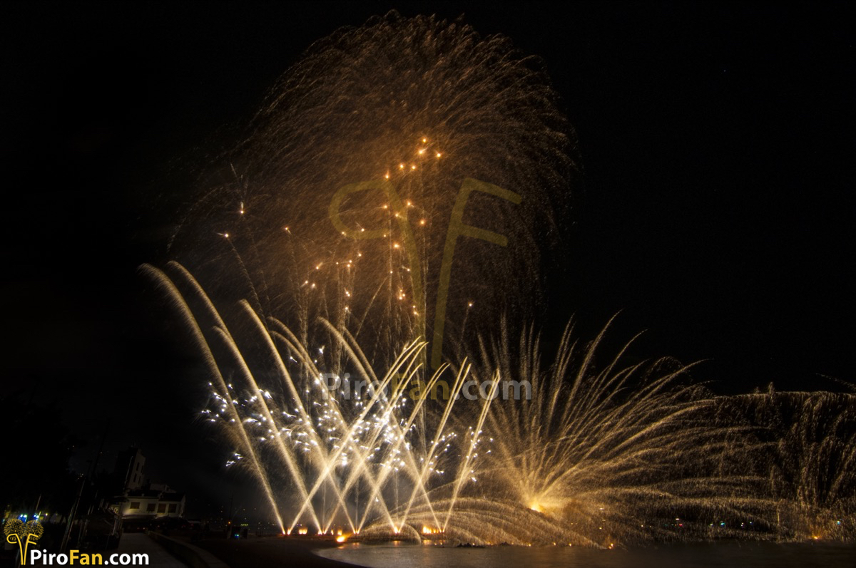 Algunos momentos del espectáculo de <a href="/hnosferrandez/">Piro Hnos Ferrández</a> 50 Concurso de Fuegos de #Blanes <a href="/focsblanes/">Focs de Blanes</a> <a href="/culturafestes/">Cultura i Festes</a> <a href="/Blanesturisme/">Blanes, Costa Brava</a>