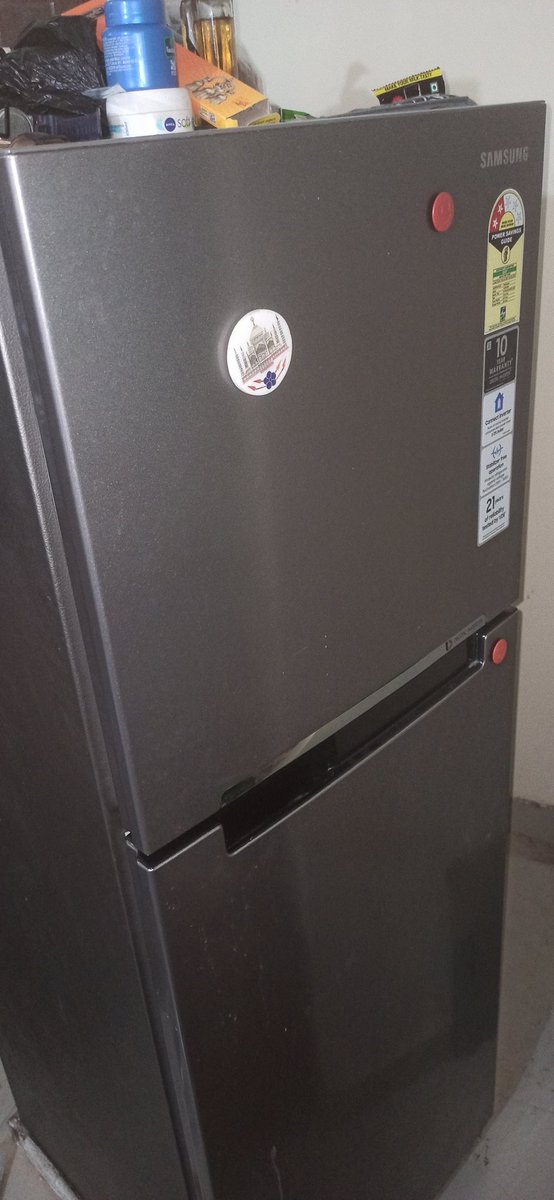 mishkat92hashmi's tweet photo. @SamsungIndia i bought a d-door fridge lst year in June. In July 2022 I have to get the gas filled worth 1770.
Wat is the point of buying a product from global company like samsung if I have to spend 2k every year
Engr who fixed said warranty is 3 months only https://t.co/9tcxpHiyCr