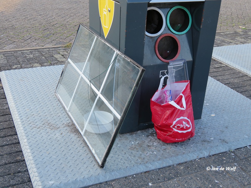 Zo dat zijn ze weer mooi kwijt. Maar dat moet kunnen want onderweg kom ik dagelijks een berg afval op #gemeentegrond tegen waar ook niks aan gedaan gaat worden en dat ligt er onderhand ook al een paar maanden (Vriendjes politiek ?) <a href="/gemeentedruten/">Gemeente Druten</a>
