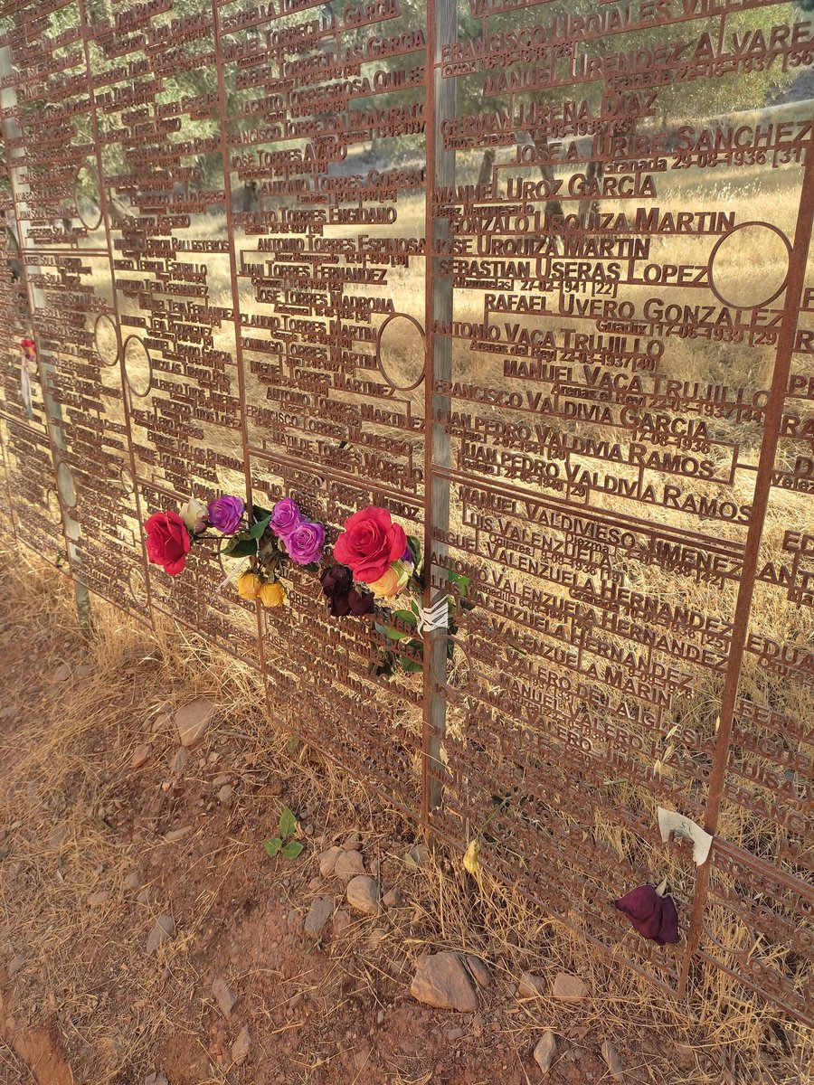 Memorial a los republicanos fusilados.  Cementerio de #Granada. Aún aquí hay varias memorias, los familiares recuerdan a sus seres queridos con claveles, con colores republicanos, con fotografías e incluso con estampas de vírgenes #GuerraCivil #Memoria #Franquismo