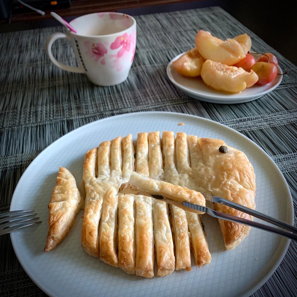 FoodyRuby's tweet image. Pull-Apart Tuna Puff Pastry Tarte
Now I need a glass of sparkling wine… 🥂

#吞拿魚撻 #吞拿魚鱈魚肝醬撻 #TarteAuPoisson  #Appertizer #PullApartPuffPastryTunaTarte #PullApartPuffPastry #PullApart #PuffPastry 
#MyPuffPastryEasyMeal
#ChopsticksAndForks #LiKitchenInTheMountain