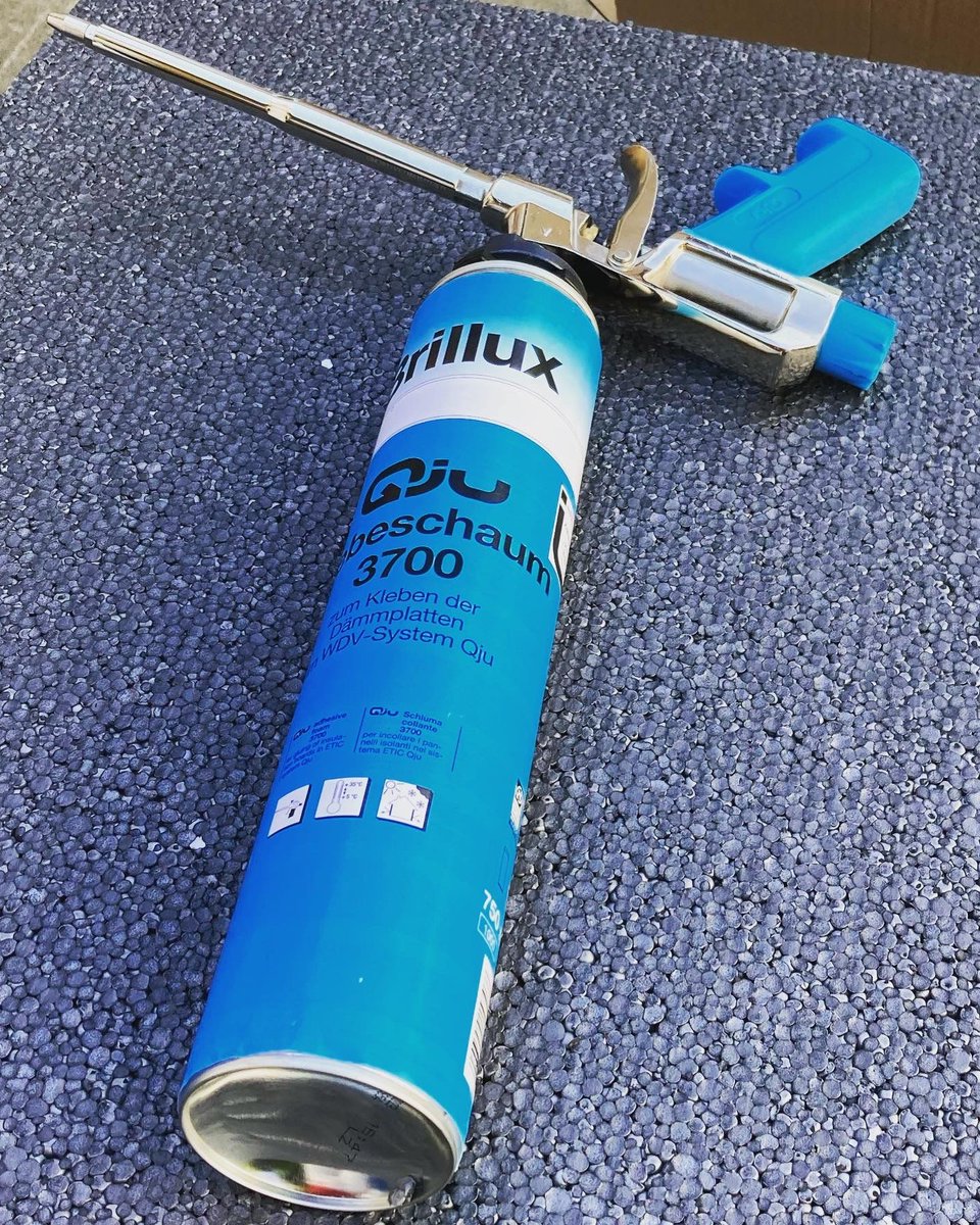 Geschüttelt, nicht gerührt! Einfach die Dose mit dem Qju-Klebeschaum schütteln, auf die Qju-Montagepistole aufschrauben und los geht's! Noch Fragen? Dann schau hier vorbei: brillux.de/qju
📷 Dank an @stefan_schuler_bx #mehralsFarbe #qju #dämmenlohntsich #werdämmtgewinnt