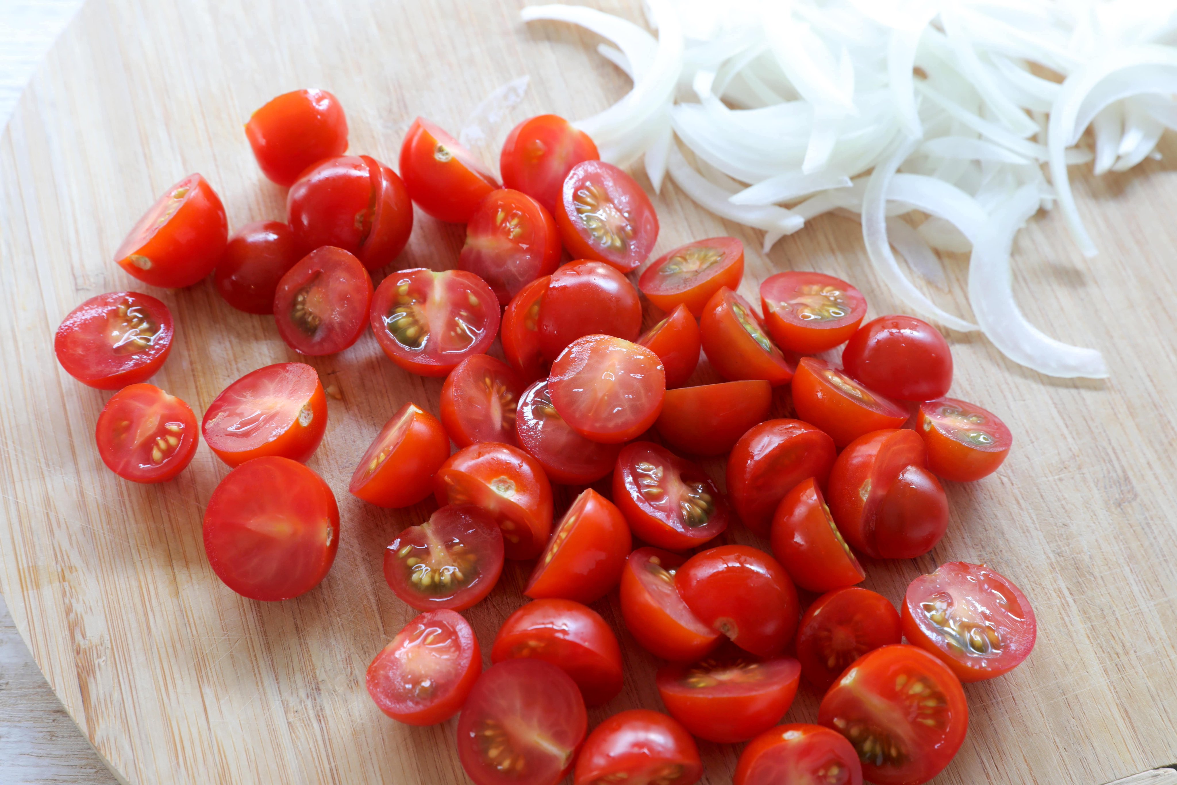 ぐっち夫婦 料理家 え このソースレンジで作れるの よく冷やしたソースとパスタを絡めるだけで作れる絶品パスタ ツナと トマトの冷製パスタ 玉ねぎとミニトマト ツナ 調味料混ぜ レンチン パスタ茹で 冷やしたソース絡める 器に盛り 塩 粗