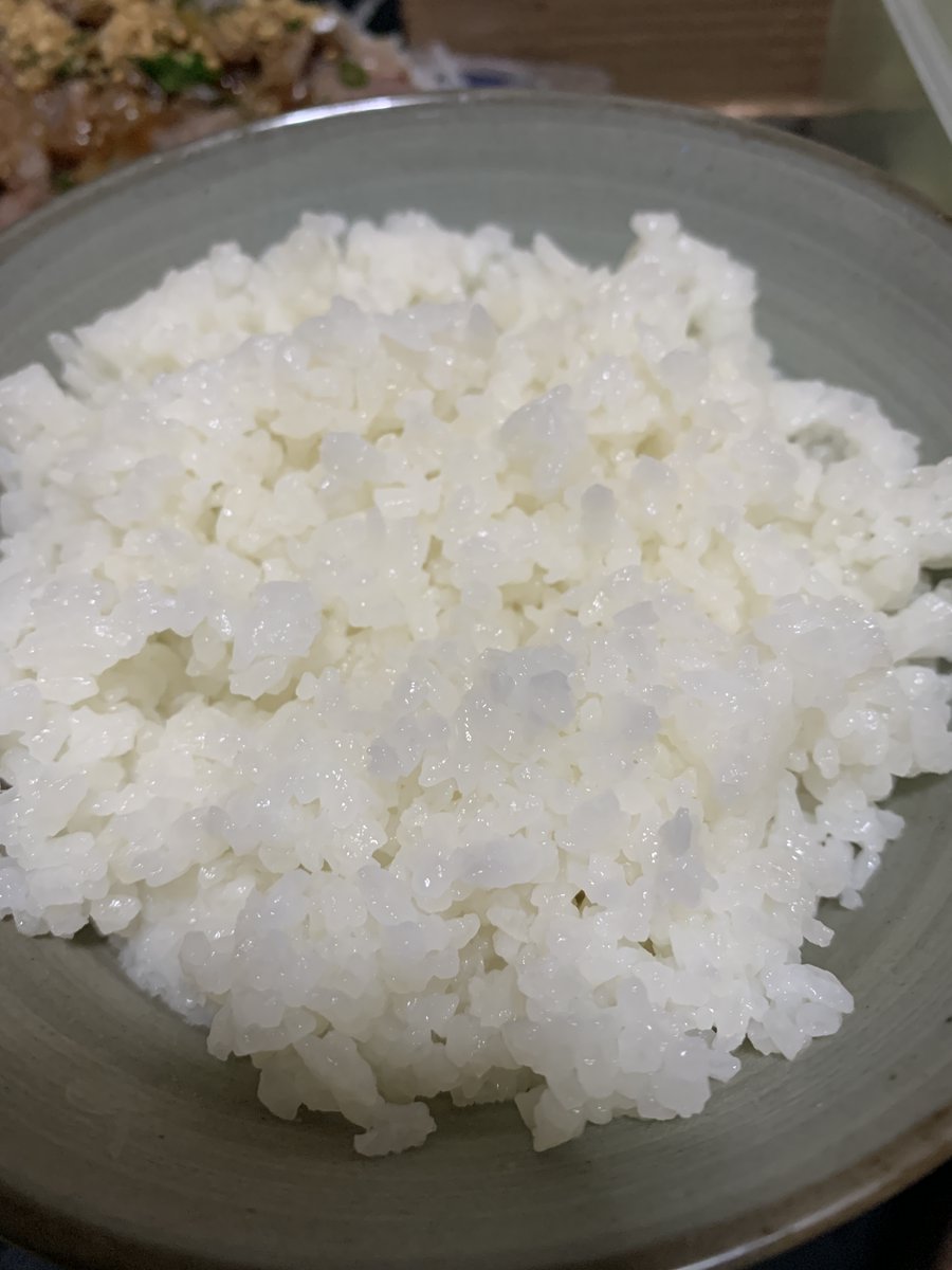 賞味期限がきたので保存食の白飯を食べてみた。どうせおかゆみたいにべちゃーってなるんやろうなーと期待せず食べてみたけどちゃんとおいしいごはんになった!お椀に添えたら遜色なし!企業の努力ってすげ～🍚 
