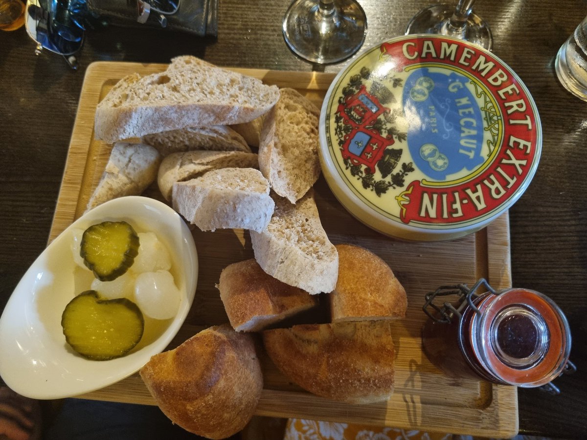 rosiewebster87's tweet photo. Mmmmmmm yes!!!! #foxandhound #pubgrub #famalam #poorjb @AndydareDare @Mightyduck87 https://t.co/eJGFhOkpZh