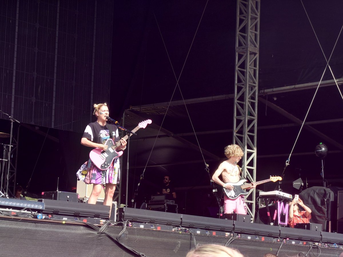 SoundVisionPlay's tweet photo. @TruckFestival
Saturday: @wearecoachparty @babyqueen @SportsTeam_ @samfendermusic
An unexpected duet
@ShaunWilliamson
#whothrowsashoe
#barryfromeastenders
#truckfestival
#samfender
#sportsteam
#coachparty
#babyqueen https://t.co/CmlgpnKTpf