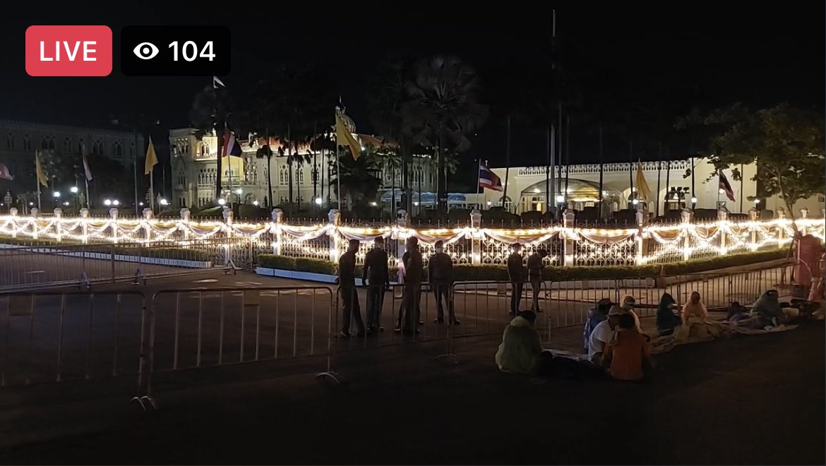 สถานการณ์ #saveนาบอน คืนนี้นั่งเฝ้าประตูทำเนียบรัฐบาล

จนท.ตำรวจจอดรถตู้ขนาด ท่ามกลางความกังวลว่าจะถูกจับกุม