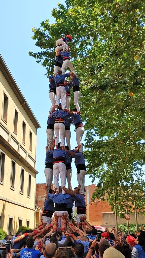 Marrecs's tweet photo. El carro gros torna a ser blau Ter! A segona ronda descarreguem el primer 4 de 8 de la represa, després d'un intent desmuntat. Bentornat!
#FMSalt22 #castellers #AmbTuMés https://t.co/pNW1K3Eu1Q