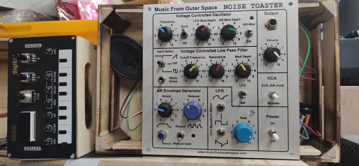 CodyHappystar's tweet photo. NoiseToasterをラックに組んでいく。ラックは100円ショップの木箱。
#MFOS #NoiseToaster #DIYSynth #ノイズトースター https://t.co/M35ViI1nt9