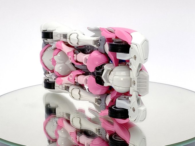 さて、変形していきましょう。
こんなムチムチなオートボットがマングリ返しのようなポーズで
車に変形しているとわかると先程のバックショットがどれだけ
卑猥な画像だったかご理解頂けたかと思います。
それだけでもう丼飯三杯案件です。 