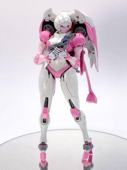 超ロボット生命体でありながらこのムッチムチのぶっ太いフトモモ!
スポーツカーの正体は女型のトランスフォーマー
アーシーさんです!この商品は中華製のパチモノフィギュアなので
アルシーさんという偽名で販売されておりました。 