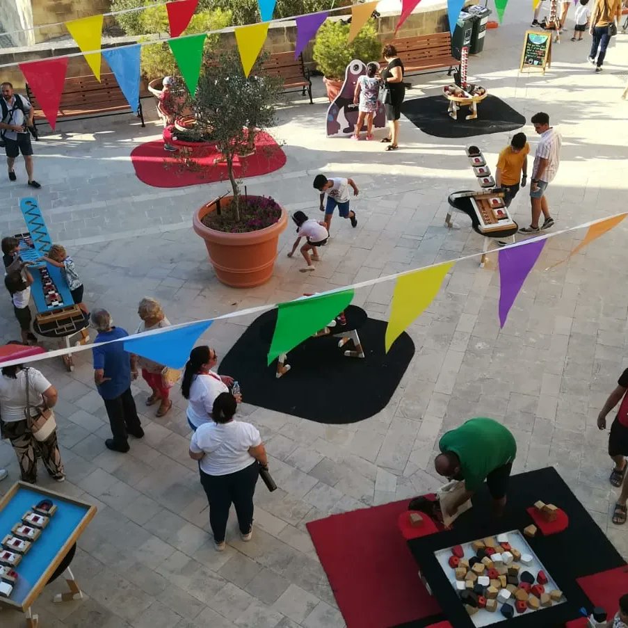 tombscreatius's tweet photo. Som a #Malta 🇲🇹
Ahir a#Birgu i avui, a #Zebbug
#JuguemaSerCollaCastellera al Esperimenta Tikka Xjenza.
Perquè per ser #xicsdelxurrac no cal res més que ganes de #jugar ☺️🙃
A més, mireu quina plaça més preciosa per fer pinya 😉
Dia i nit!

🙌🙌🏽🙌🏿

#fentTombs #fentPinya https://t.co/BDPmU7iDbC