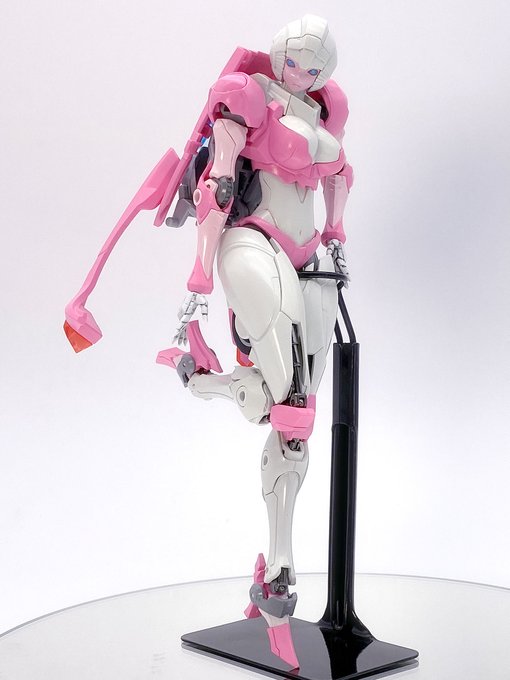 初期では男しか登場していなかったトランスフォーマーに
女型のオートボットが登場したことでそれまでは何でもなかった
運転席に人を乗せる行動や合体という単語、敵のビーム攻撃が
胸に直撃するシーンに、子供達は漠然としたモヤモヤを覚え
やがてそれが新たな性癖の目覚めであることに気づくのです。 