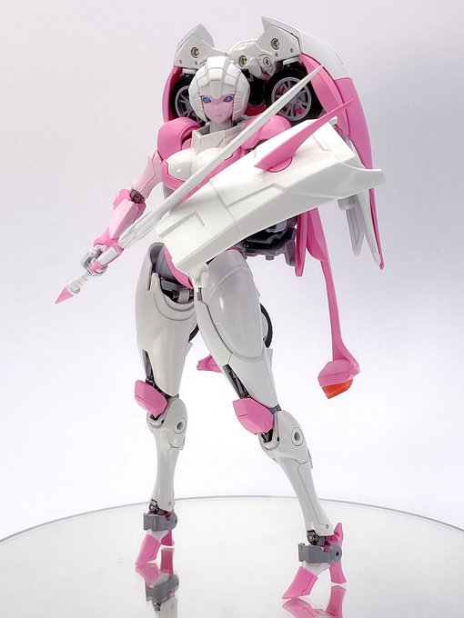 そんな罪深き女アーシーですが、オプションも豊富で
武器を持たせてポージングすればかなり格好良く決まります。
ゴーグル装着状態が白バイ警官みたいでクールです。 