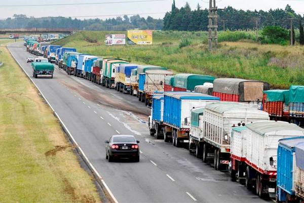 josephmjauregui's tweet photo. Tema transporte- según la BCR hay +90.000 camiones que cargan grano en AR. En 2018 se necesitó el equivalente a 2 millones de camiones para transportar la producción.
Asumiendo que todos los camiones circularan 24 hs harían falta 22 viajes. Si tomamos 8 hs son 66 días. Pero...👇 https://t.co/YWSVx56kGJ
