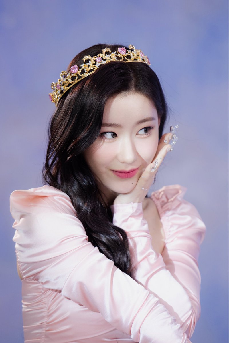 We, The Chaeryeongs, are looking for our missing twins to join with us. we prefer the selective and loud people, reply this tweet if you’re interested. A retweet is very much appreciated. ❦