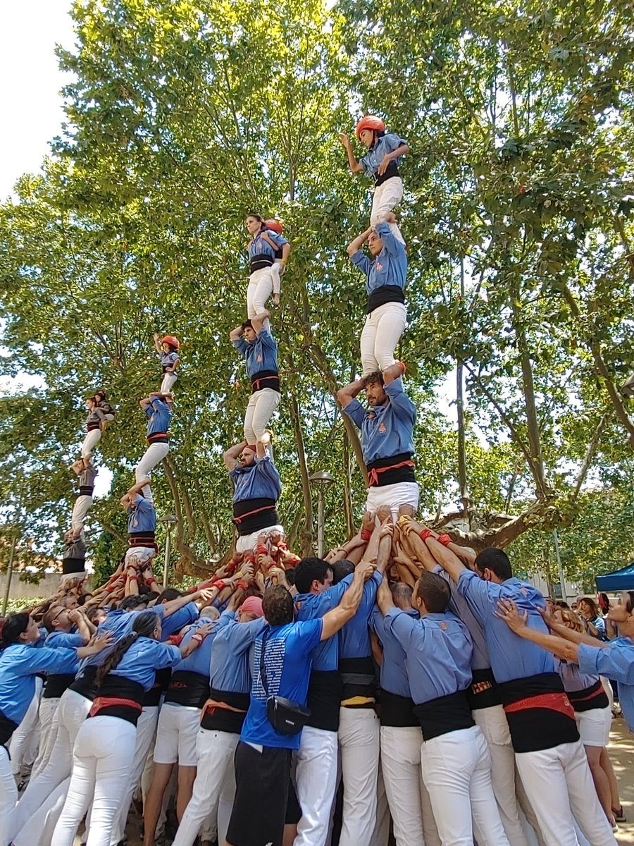Marrecs's tweet photo. Acabem l'actuació amb el vano de 5.
#FmSalt22 #castellers #AmbTuMés https://t.co/RGrjXq6PHM