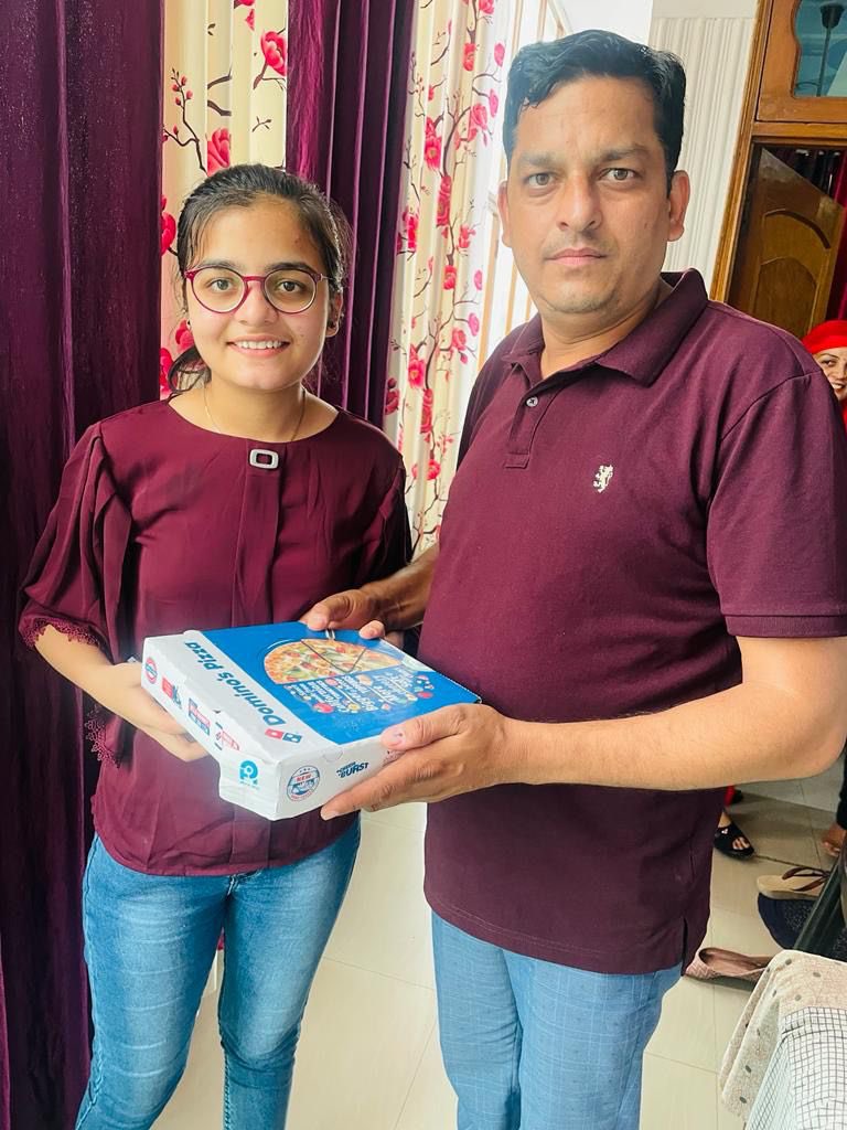 dominos_india's tweet photo. A huge congratulations to Tanya Singh Thakur for scoring 500/500 in the #CBSE examinations ๐ฅณ
She decided to celebrate with us and we want to keep the party going with a ๐ฏfree ๐s for her because, a 100% effort calls for 100 #FreePizzas!
Congratulations!๐
#DominosIndia https://t.co/LrNVrwRorZ