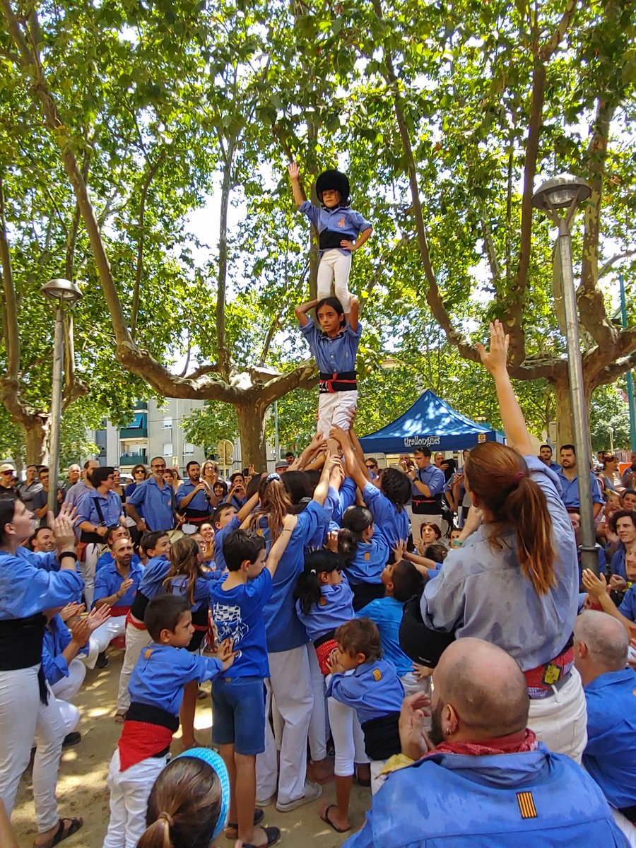 Marrecs's tweet photo. I no és Festa Major de Salt si no fem pilars al balcó i el tradicional pilar de canalla... Canalla Marreca, la millor del planeta!
#FmSalt22 #castellers #AmbTuMés https://t.co/XFglq1OXQr
