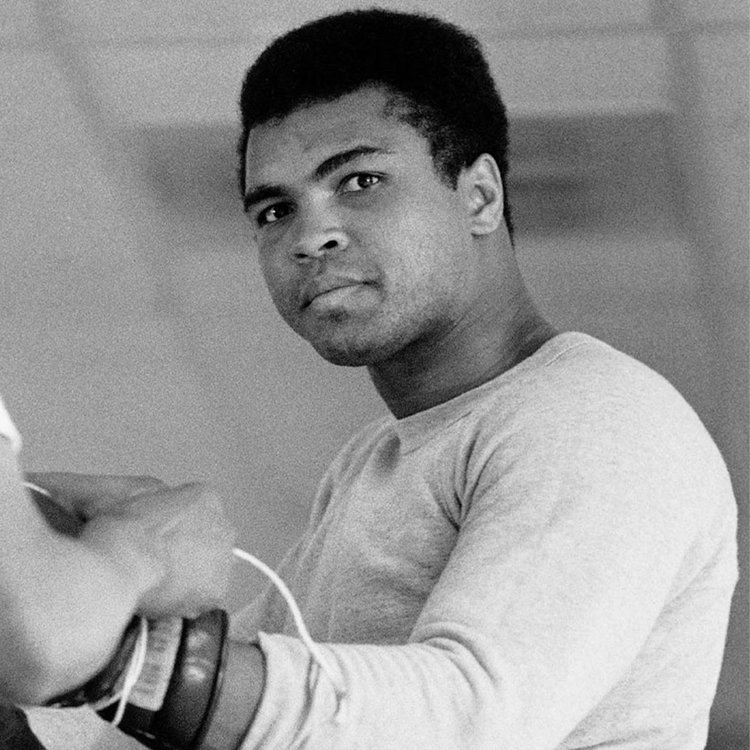 Muhammad Ali getting his gloves tied while training for his fight versus Jimmy Ellis in July, 1971. 

📸: @LeiferNeil 

#MuhammadAli #JimmyEllis #NeilLeifer #Astrohall #Fight #Training #Photoshoot