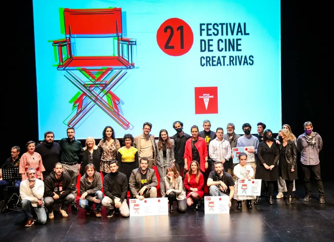 NestorLopezCine's tweet photo. Me lo pasé como un monillo este año siendo Jurado del #FestivalCinedeRivas del @AytoRivas organizado por @malvalanda. Gracias por confiar en mi criterio👓.
Enhorabuena al compañero #IandelaRosa al que recogí el premio de Mejor Dirección por #Farrucas . ¡Cortazos! https://t.co/4WSf8n9a0q