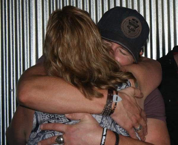 Happiest of Birthday to my Country hunk Jerrod Niemann, Hope you have a great day! Wish I could give you a hug like this again! 😘❤️🎊🎁🎈🎂🎉 #jerrodniemann #HappyBirthday