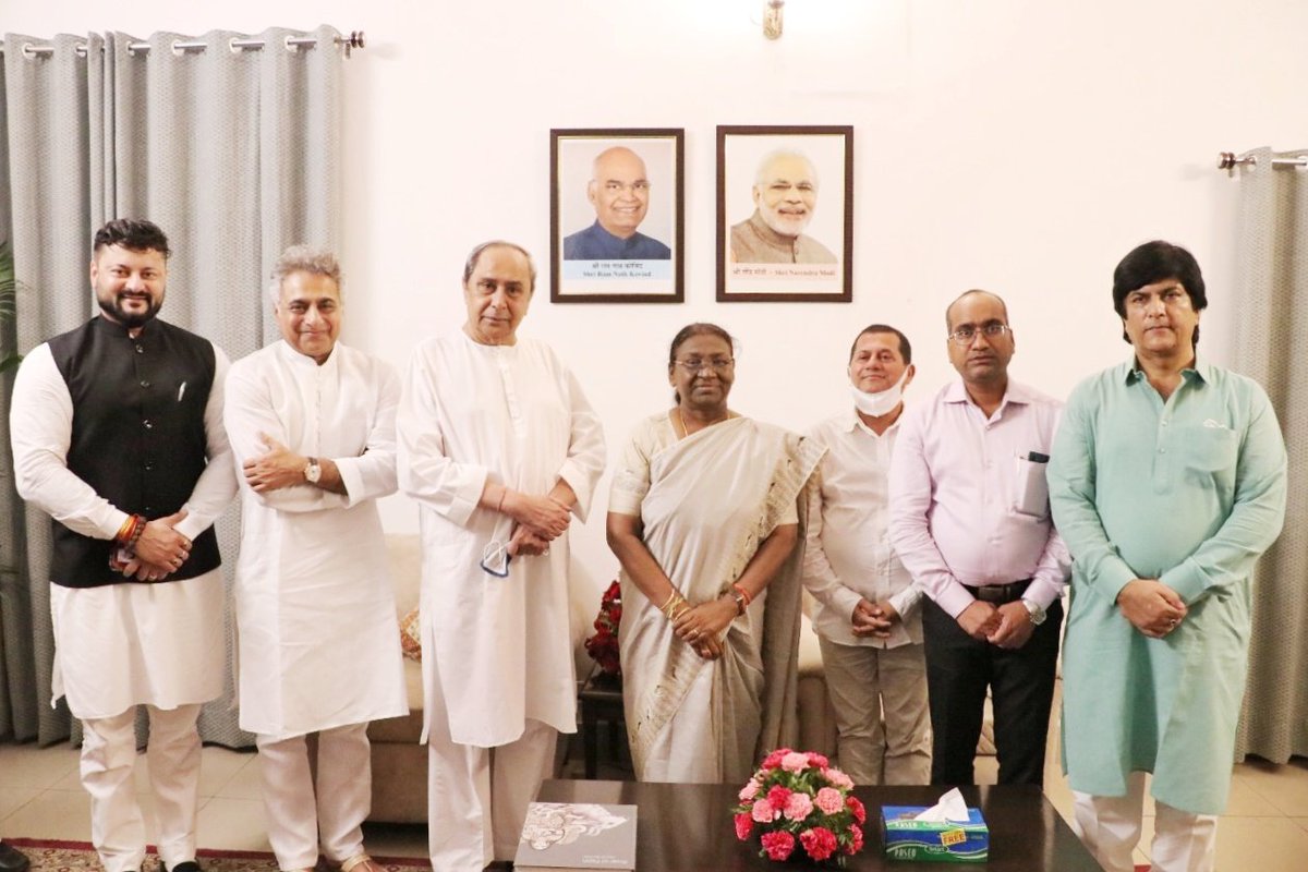 DMurmuFanPage's tweet photo. Odisha CM Shri @Naveen_Odisha ji along with a delegation of @bjd_odisha MPs, called on President-elect Smt. #DroupadiMurmu ji.

He congratulated Smt. Murmu on becoming the 15th President of India and hailed it as a landmark moment for Odisha and all tribals of the country. https://t.co/WFSYhODUUC