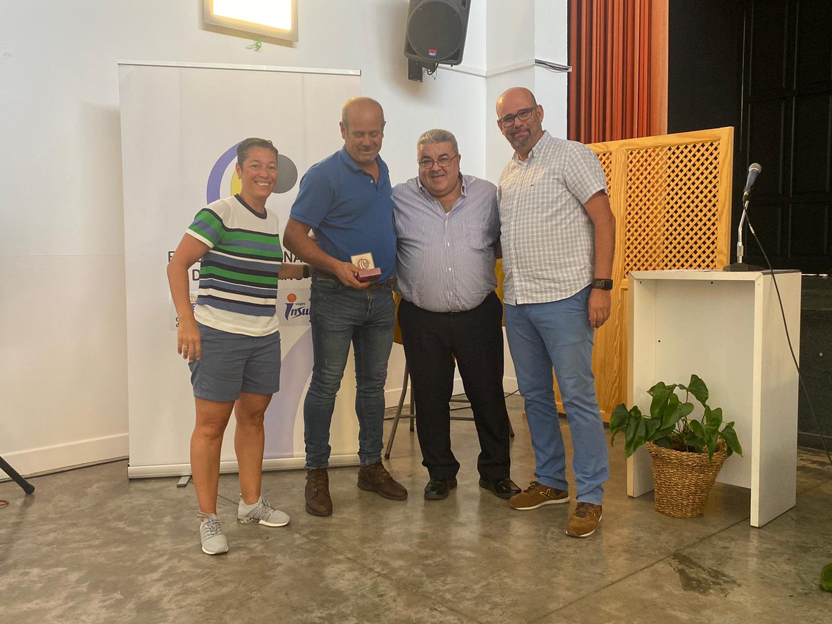 ☝️ Ayer celebramos nuestra Asamblea General Ordinario de forma satisfactoria

👏 Además, se entregaron los premios de la temporada y se condecoró a 'Chevito' y Florencio Sánchez

ℹ️ Toda la info 👉 bit.ly/AsambleFecanbm

#balonmanocanario