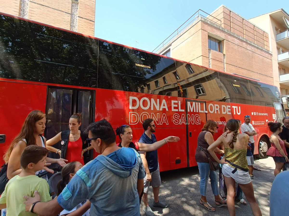 ViladeSalt's tweet photo. 🩸Matí solidari a la plaça Lluís Companys amb la donació de sang! Gràcies per la vostra col·laboració!
#FMSalt22 #Salt #ViuSalt https://t.co/g3eNCcLFyg