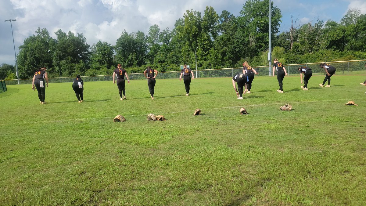catchingdad's tweet photo. Back at it for day 2 of the Coastal Challenge hoping the rain will hold off for us to get our games in at 10:30 and 1:30 @dixson_erin @SUHornetsSB @lynchburg_sb @MUMonarchsSB @RoanokeSoftball @RandolphSB @RMC_Softball 
10:30- Olsen field 3 
1:30- UNCW Boseman field https://t.co/xTRjtvqkRn