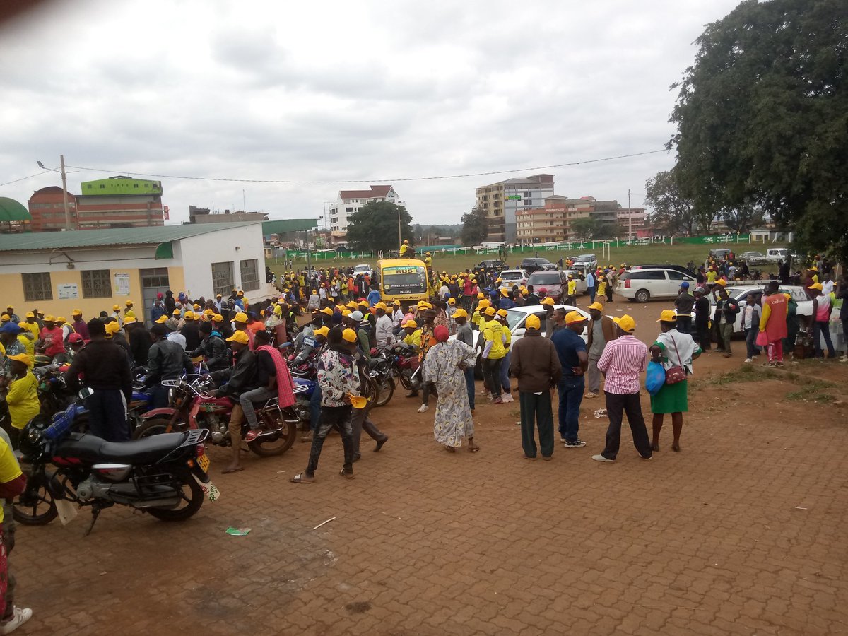 SkyThe5th's tweet photo. After people of Embu declined to attend Raila Odinga's meeting at Embu Stadium, Raila ordered the 300 people dressed in UDA colors to follow him to a street near Magunas supermarket. Here he addressed them in less than 30 minutes and left.
#EmbuNiUDA
#GovernorCecilyMabrire https://t.co/0OKkHxwlfu