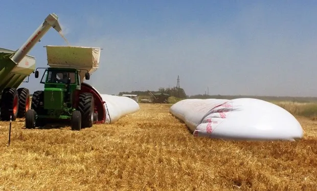 josephmjauregui's tweet photo. El 80% de la producción de grano se cosecha en 5 meses (cultivos de verano). Y los camioneros duermen. Y los camiones se rompen. Y los puertos tienen capacidad limitada. Entonces, resulta imposible salir a vender TODA la producción en simult��neo. Esa es una razón para el acopio👇 https://t.co/NO8ttiPBR2