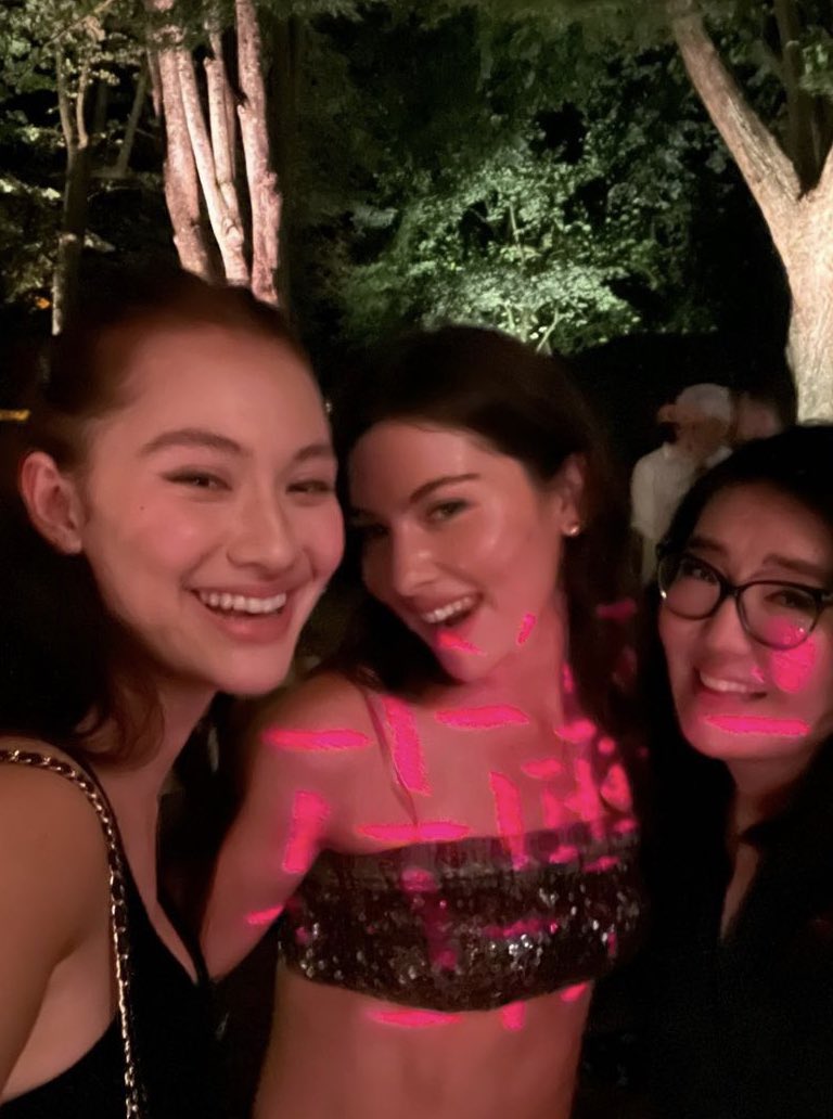 RT @bestofabrams: gracie abrams with jenny han and lola tung. https://t.co/lTI1LKs1dY