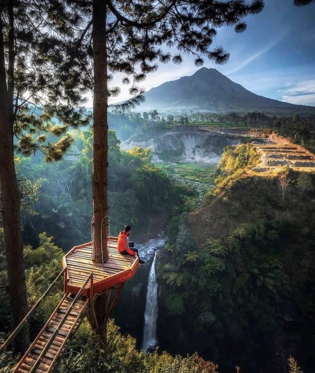 الفَراغ ؛ يُوهِن العزم  ويجعل القلب صيدًا سهلًا لمكائِد الشيطان وقُرناء السُّوء؛ فمَن أراد الله بِه خَيرًا مَنحهُ قوة الرِّباط على ثغرِ قَلبه يُشغله بمَا ينفَع،حتى لا يَنسِج الشِّيطان عليه خيوطَه ويُصيره كهفًا مُوحشا لا أُنس فِيه ولاحَياة..
 #الفراغ_بين_الاستثمار_والضياع