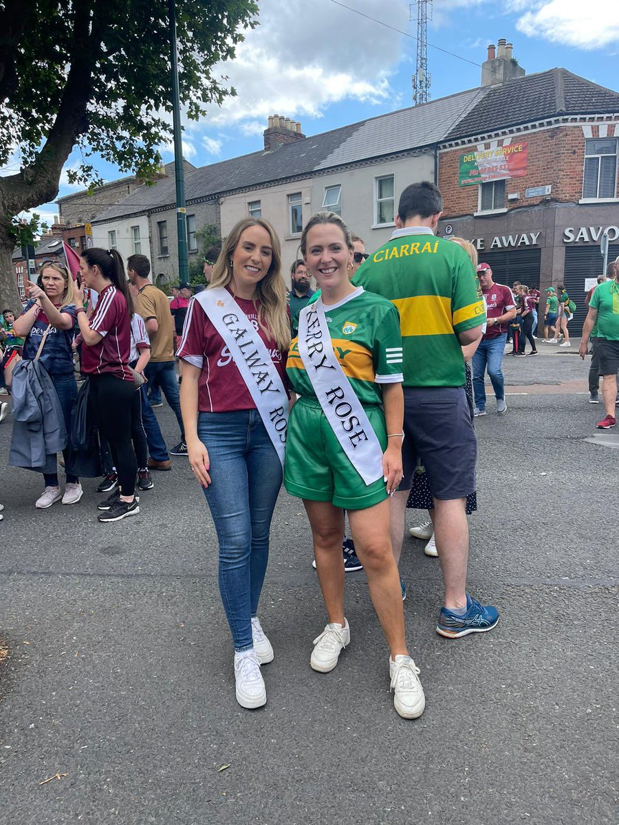GalwayRose_'s tweet photo. 2022 Galway Rose Clare Ann & Kerry Rose Édaein are ready to watch a great @officialgaa All Ireland Final @CrokePark 🙌
The v best of luck to @TribesmenGAA today!🇶🇦
#galwayrose #kerryrose #Galway #Kerry #gaillimh #crokepark #allireland #allirelandsunday #GalvKer
@RoseofTralee_ https://t.co/CTywSmKPjP