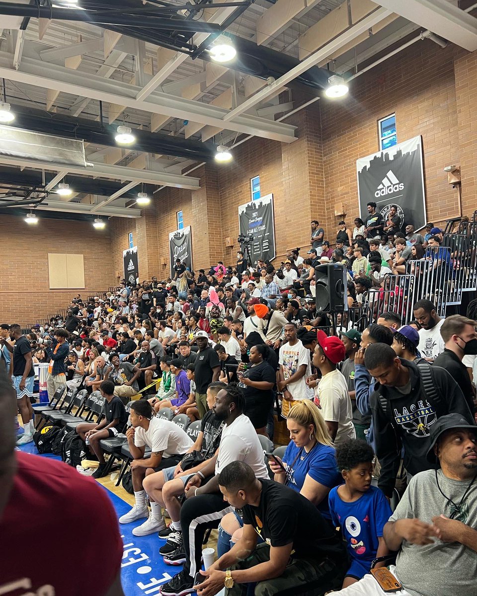 UStarsse's tweet photo. 17s pulled up to @DrewLeague @adidasHoops @adidas3SSB ↗️✨///🏀 #UpwardStars #3SSB https://t.co/sr6IfcX0gt