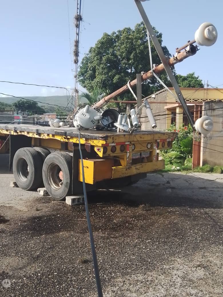 laprensalara's tweet photo. #ReporteroCiudadano | Vecinos de Cerritos Blancos, al oeste de #Barquisimeto denuncian que el día de ayer una gandola impactó contra un poste eléctrico y dejó sin servicio de luz al barrio. Hacen un llamado a Corpoelec, pues alegan que hasta el momento no han recibido respuestas. https://t.co/xVv4VikAvJ