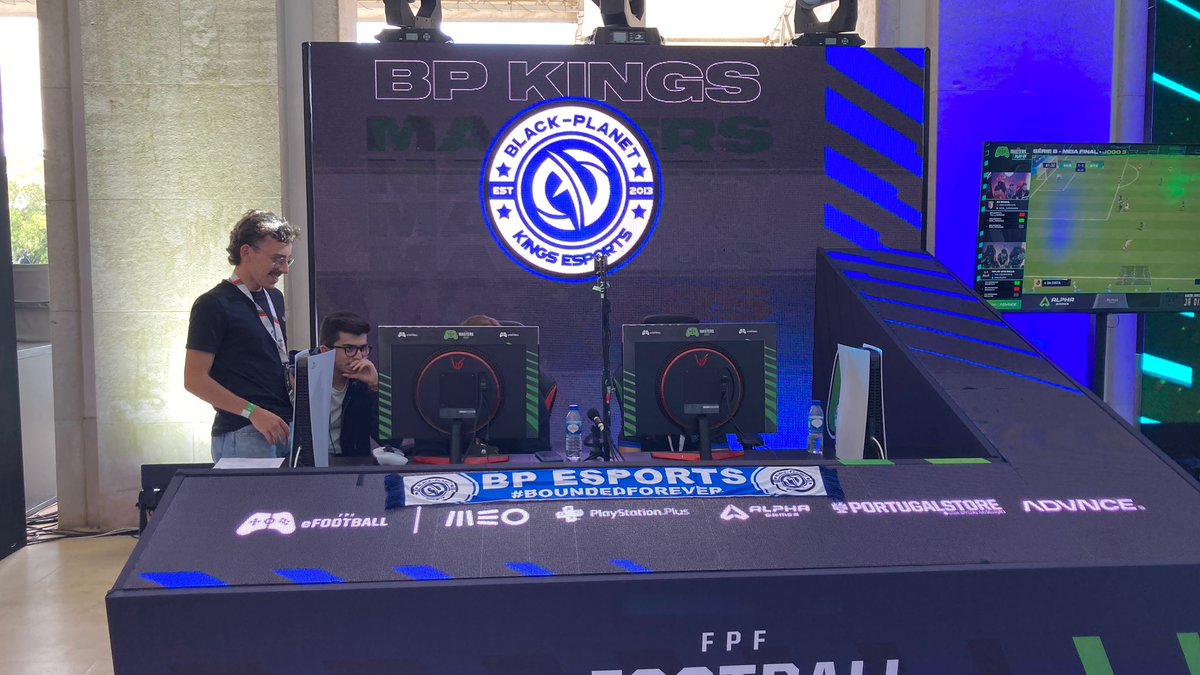 blackplanetpt's tweet photo. Acho que agora sim, se pode revelar as fotografias e falar-se sobre o assunto.
Para primeiro ano de FIFA 2x2 no @FPFeFootball Masters conseguimos um dos objetivos que era estar presentes numa fase presencial.
Foi um período não só de adaptação à PS5 como a jogar 2x2. https://t.co/bihcHzcR15