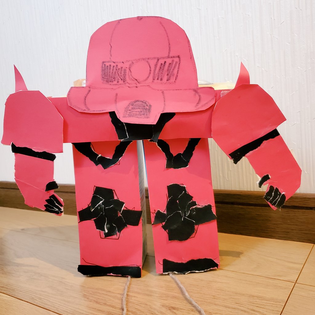 みずいろ ボードゲーム 今日はボードゲームじゃなくて 3歳息子と工作 わくわくさんがテレビで作ってた ロボットを作ろうってなって 赤いロボットがいいっていうから一緒にオリジナルで赤いロボット作った 牛乳パックの足の中に単一電池