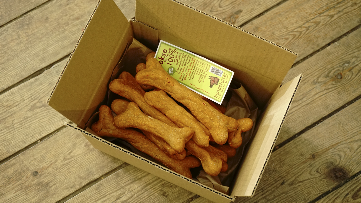 InfoHundsfutter's tweet photo. Huesos de #masticación veganos para #perros elaborados a base de Pimiento Morrón, Pelada y Aceite de Oliva y nada más. #vegan #crueltyfree #healthy #dntalcare #climatefriendly #plasticfre #unpacked #dogtreats #change #future #fridaysforfuture https://t.co/lvxaz4IGlK https://t.co/CmYE1358mw